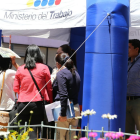 Un grupo de jóvenes asiste a una feria de empleo en Ecuador.