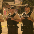 Agentes de la Policía Nacional patrullan las calles de Guayaquil durante el toque de queda.