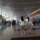 VISTA DE PASAJEROS CAMINANDO POR LOS PASILLOS DE LA TERMINAL AÉREA ||
