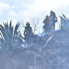 Bomberos Quito mantiene operaciones terrestres y aéreas en el cerro Casitagua para controlar el incendio forestal y evitar su propagación.