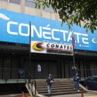 Un grupo de personas el 17 de septiembre de 2026 al caminar frente a la sede principal de la Comisión Nacional de Telecomunicaciones (CONATEL), en Caracas (Venezuela).