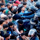 Traslado de migrantes asentados en la playa de Benítez, este viernes 18 de septiembre de 2026.