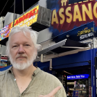 Mensaje de apoyo a Assange en espacios públicos, tras su reaparición en X