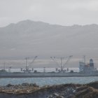Fotografía que muestra un barco en la Bahía Yorke en las Islas Malvinas.