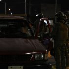 Los toques de queda buscan contener la violencia durante determinadas horas, pero especialistas advierten sobre el desplazamiento del crimen hacia otros horarios y territorios.