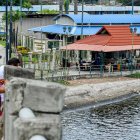 Ciudadanos pescan a diario sobre el puente que conecta la calle Portete con la avenida Rodríguez Bonín, sobre el estero Salado, en el oeste de Guayaquil.