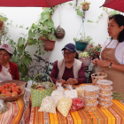Ligia, Rosalía y Bella Criollo (de izquierda a derecha), en el Mercadito Agroecológico, en San Antonio de Pichicha.