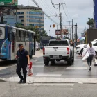 Irrespeto. Hay conductores que invaden el espacio peatonal en la zona.