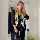 Sobre el torso, el pañuelo se convierte en el protagonista del look.