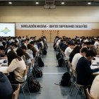 Fotografía, generada con IA, para graficar una nivelación masiva, tras bajas calificaciones en PISA 2025, en Ecuador.