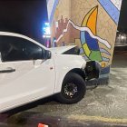 La camioneta se impactó contra la base de un paso a desnivel ubicado en la avenida Carlos Julio Arosemena, en el oeste de Guayaquil.