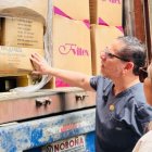 El ministro Juan Carlos Aaveiga y la secretaria Carolina Lozano acompañaron la entrega de medicinas a la bodega central del Ministerio de Salud en Guayas.