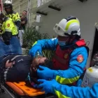 El trabajador fue rescatado por personal del Cuerpo de Bomberos de Guayaquil tras recibir una descarga eléctrica mientras realizaba labores de mantenimiento en Sauces 9.