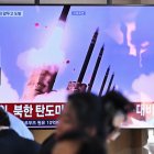 En Seúl, personas se sientan cerca de una pantalla de televisión que emite un noticiero con imágenes de archivo de una prueba de misiles de Corea del Norte, este domingo 20 de septiembre.