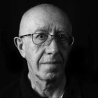 Iván Carvajal, poeta y pensador ecuatoriano, desarrolló una obra marcada por la reflexión sobre la existencia, el tiempo, la muerte y la condición humana.