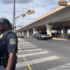 Integrantes de la Policía de Austin custodian la zona donde un migrante venezolano de 28 años resultó gravemente herido.