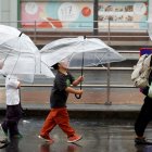 Personas se cubren de las lluvias causadas por el tifón Dujuan en Tokio, Japón.