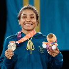 Lucía Yépez celebra en lo más alto del podio tras conquistar la medalla de oro en los 53 kg de lucha libre en los Juegos Sudamericanos Santa Fe 2026.