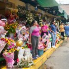 Los girasoles y las rosas amarillas son algunas de las flores más solicitadas durante esta fecha en Guayaquil.