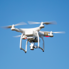 Un dron en vuelo, tecnología que deberá registrarse bajo la Ley de Aviación Civil en Ecuador.