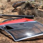 Una de las puertas del helicóptero accidentado en el monte Ololokwe con siete tripulantes.