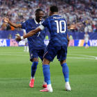 Kylian Mbappé y Ousmane Dembélé celebrando un gol en la selección de Francia.