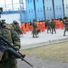 Militares custodian los centros penitenciarios de Ecuador como parte de las operaciones de seguridad y control de las cárceles.