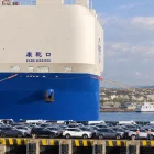 La descarga se ejecutó bajo la modalidad ro-ro (roll-on/roll-off), en la que los automóviles ingresan y salen de la nave mediante rampas.