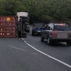 Un cabezal que transportaba un contenedor se volcó en la conexión entre la Vía Perimetral y la avenida Francisco de Orellana, en sentido norte.