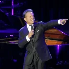 Luis Miguel confirmó que regresará a los escenarios con una nueva gira en 2027, una noticia que rápidamente generó expectativa entre sus seguidores.