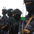Combatientes hutíes montan guardia durante una protesta contra Arabia Saudita en Saná, Yemen, el 18 de septiembre de 2026.