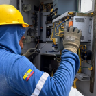 Técnicos trabajan en el restablecimiento de la energía.