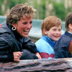 Diana de Gales junto a sus hijos Harry y Guillermo.