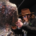 Johnny Depp en Estambul, junto a su escultura ‘The Bunnyman’, inspirada en un dibujo de su hijo Jack.