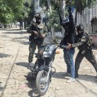 Soldados requisando a una persona este martes, como parte de las medidas de seguridad implementadas por el Gobierno, en Santa Marta (Colombia).