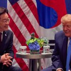 El presidente surcoreano Lee Jae Myung (i) conversa con el presidente de EE.UU. Donald Trump durante una reunión en Nueva York, el 22 de septiembre de 2026.