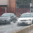En la avenida Benjamín Carrión, en el norte de Guayaquil, se registró acumulación de agua tras la intensa lluvia la mañana de este miércoles 23 de septiembre.