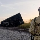 Ejército de Colombia prestando seguridad junto a un tren descarrilado este miércoles, en zona rural de Uribia (Colombia).