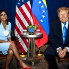 La presidenta interina de Venezuela, Delcy Rodríguez (i), posa junto al presidente de Estados Unidos, Donald Trump, en Nueva York (Estados Unidos).
