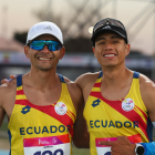 David Hurtado y Jordy Jiménez se abrazan tras subir al podio y conquistar plata y bronce para Ecuador en los Juegos Suramericanos Santa Fe 2026.