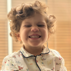 Thiago recibe acompañamiento constante de su familia, que continúa gestionando opciones para enfrentar la condición neurológica que afecta su salud.