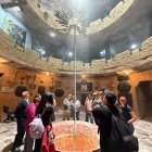 Visitantes participaron en un ritual de agradecimiento y purificación durante el solsticio de verano, una experiencia incluida en el recorrido del museo.