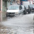Lluvias afectaron 17 zonas de Guayaquil el miércoles; vías inundadas dejaron carros varados.