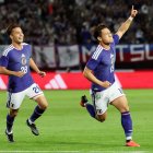 Kuryu Matsuki (d) celebró uno de los tantos con los que Japón venció a Uruguay.