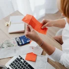 Los adultos mayores pueden solicitar al SRI la devolución del IVA pagado en determinadas compras de bienes y servicios de primera necesidad.
