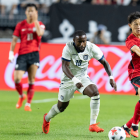 John Yeboah (C), de Ecuador, disputa el balón ante Lee Jae-sung (R), de Corea del Sur, en el amistoso disputado en Suwon, el 24 de septiembre de 2026.