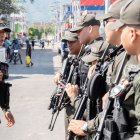 Agentes de la Policía de Colombia fueron captados este 23 de septiembre al custodiar un de las calles de Santa Marta.