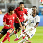 Nilson Angulo disputa el balón ante un jugador de Corea del Sur durante el partido amistoso.