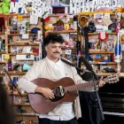 Alex Ferreira en su intervención en el Tiny Desk.
