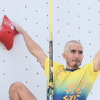 Carlos Granja celebra la medalla de oro que consiguió en escalada deportiva durante los Juegos Suramericanos Santa Fe 2026.